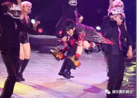 张杰下腰唱歌视频完整版,张杰下腰薛之谦