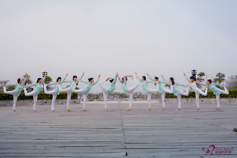 10个平凡女孩和瑜伽共舞之后