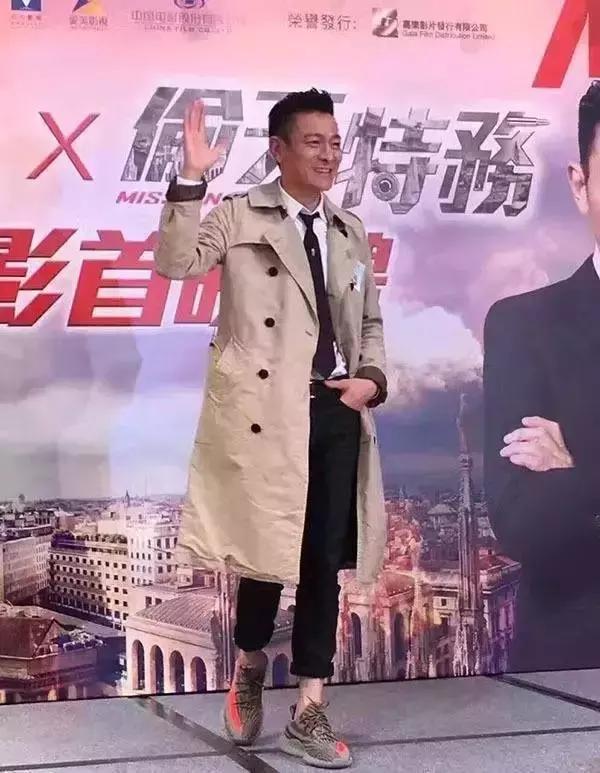 假yeezy有哪些,穿假yeezy能看出来吗