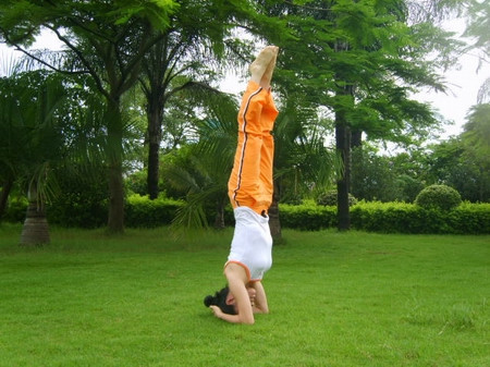 美女脸上突然有不少出血点,原来是瑜伽倒立惹的祸!