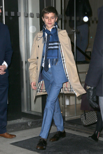 小七拎1.6万潮包捧场妈咪贝嫂时装秀，碧昂斯之女潮包1.3万