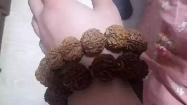 你这么丑就别戴南红了！