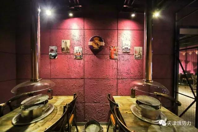 大金链子小手表先吃烧烤后泡澡,大金链子小手表吸着烟