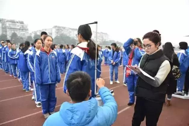 成都喝盖碗茶看川剧变脸图片,四川川剧变脸走进校园