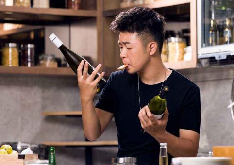 杜海涛为什么给韩国人跪下,杜海涛回应给韩国人跪下的视频