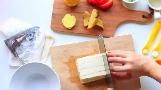 黄磊三文鱼头汤的最佳吃法,三文鱼头汤的正宗做法视频