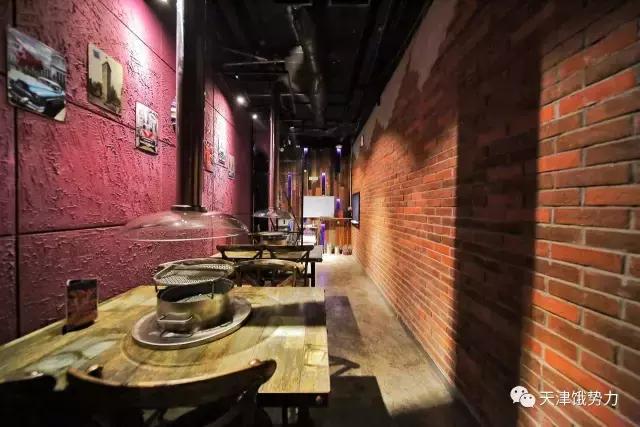 大金链子小手表先吃烧烤后泡澡,大金链子小手表吸着烟