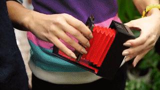 全球首个由再生纸板制成的拍立得，复古情怀满满！