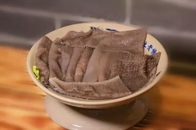 干倒了卖龙虾的，又抢了酒吧生意！这家店到底有什么魔力？