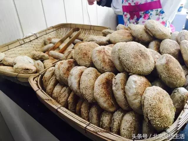 一天1万个都不够，这个北京爷们用40年创造了麻酱烧饼的传奇！
