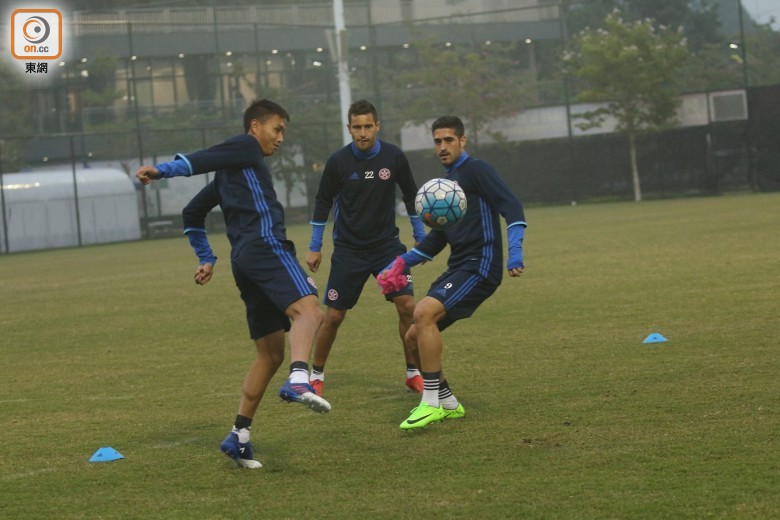 恒大对手冒雨训练美女主帅与球迷合影不关注“退票”风波