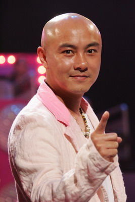 水瓶男单独和你在一起,典型的水瓶座男星