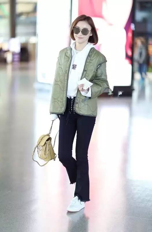 牛仔裤卷裤脚好看还是不卷好看,不剪裤脚的牛仔裤春夏新款