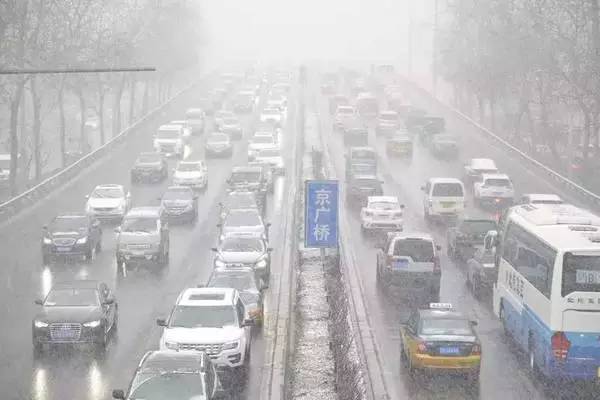 车上的雪不清理等自己化了可以吗,下雪了车怎么清理最快