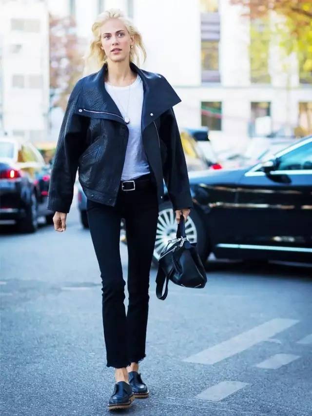 牛仔裤卷裤脚好看还是不卷好看,不剪裤脚的牛仔裤春夏新款