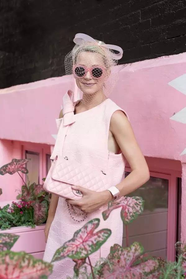 这个从不摘墨镜的酷女孩，竟然把粉红色穿得这么好看！