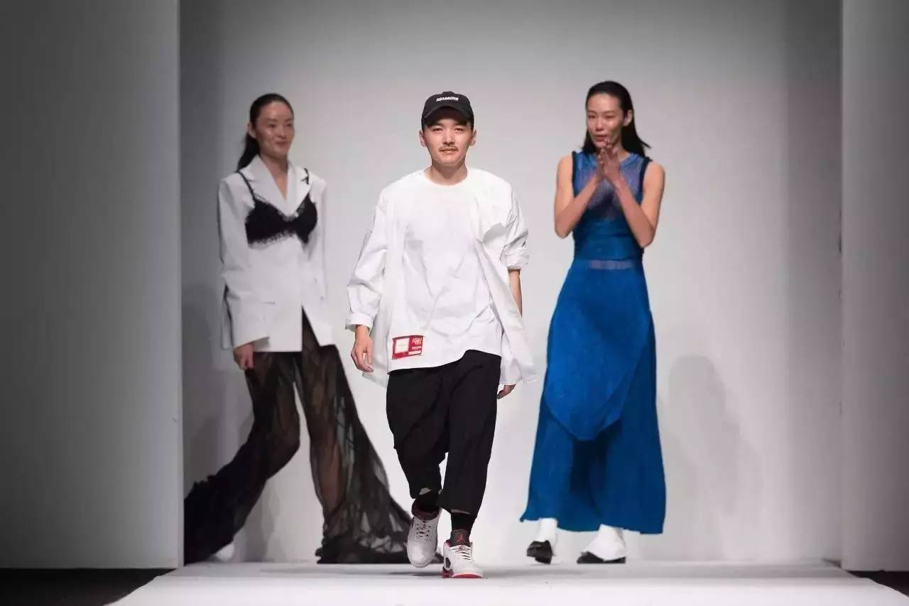 夏天能穿的皮衣皮裤,夏天可以穿的连体皮衣