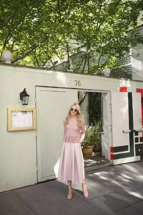 这个从不摘墨镜的酷女孩，竟然把粉红色穿得这么好看！