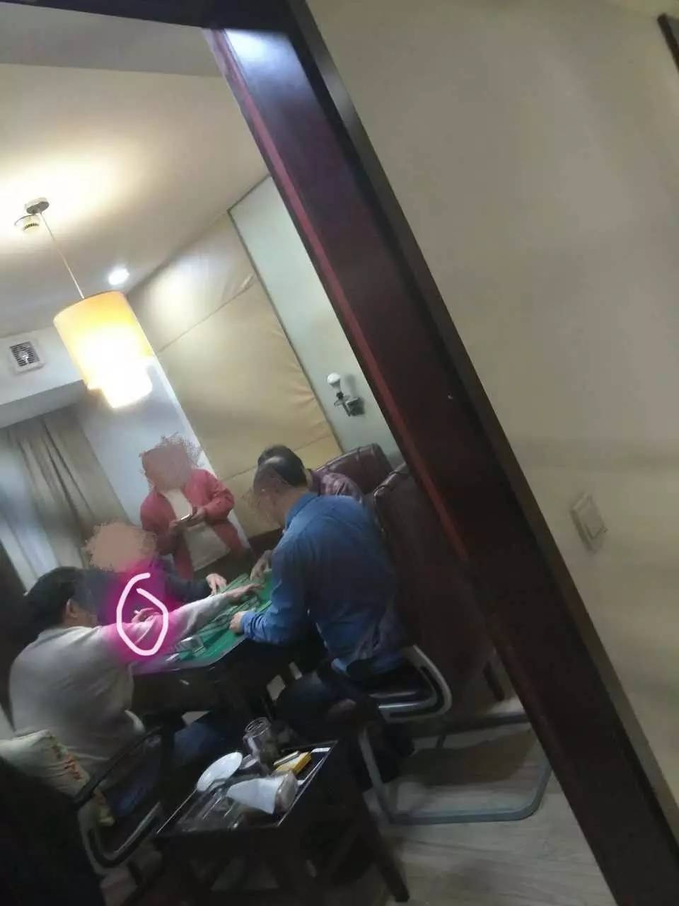 室内公共区域吸烟,室内吸烟室外有烟味吗