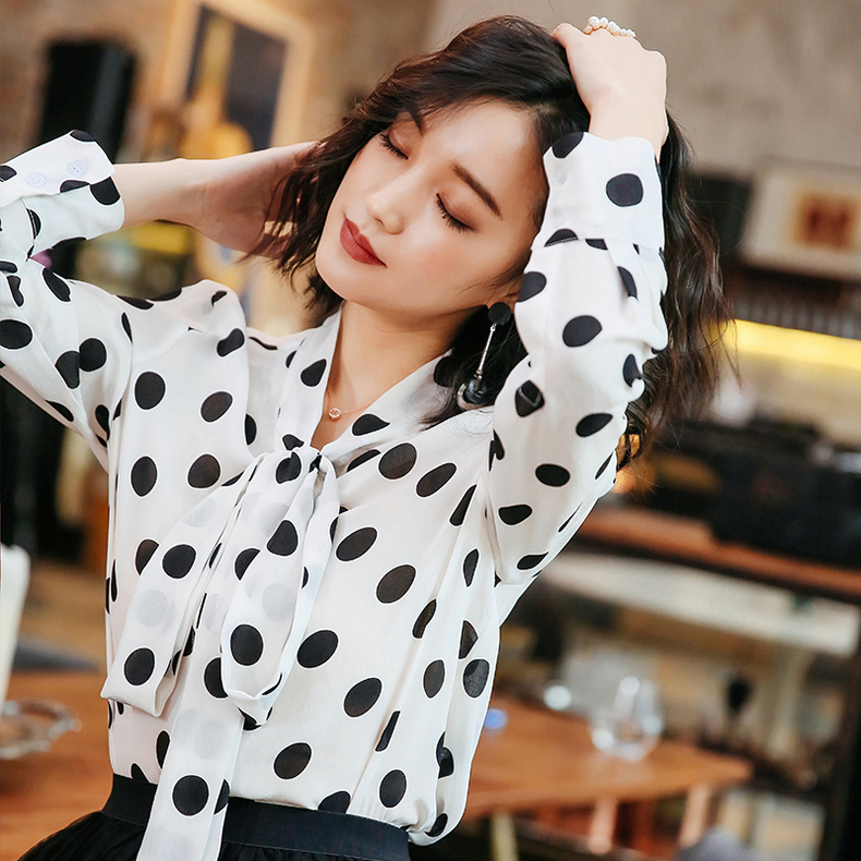 v领雪纺衫飘逸灵动修炼显瘦功力,飘逸雪纺衫加持甜美清新惹人爱