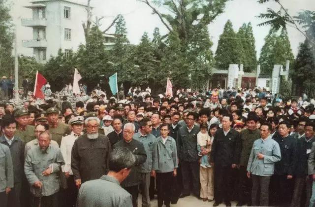 80年代一张老照片的回忆,值得珍藏的40张老照片