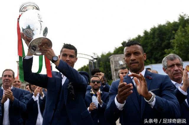 当足球运动员穿上西装堪比男模,足球队的穿西装的谁最帅气