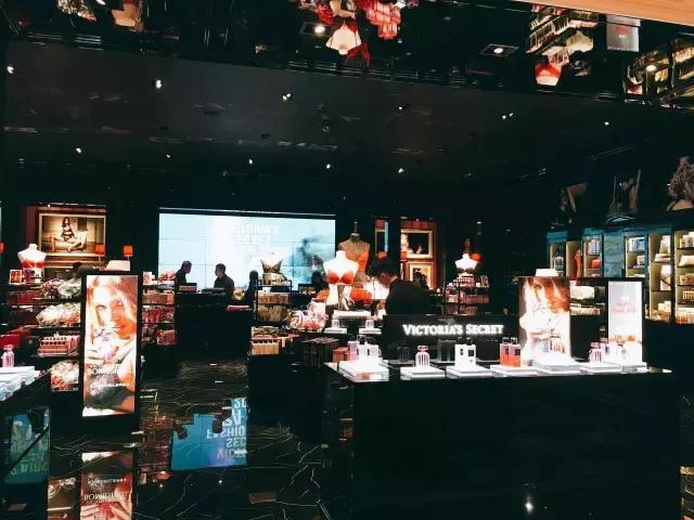 探店！成都维秘旗舰店深度揭秘，愿今晚你们都是天使！