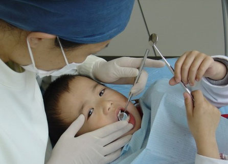 口腔医生给小朋友矫正牙齿,向牙科医生提建议