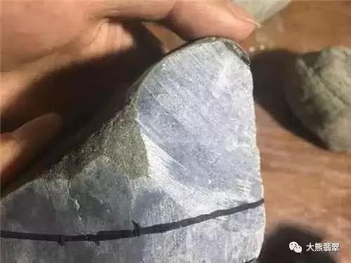 大白天宾馆拉着窗帘卖翡翠赌石，大熊买了块赌石小试牛刀竟完爆！