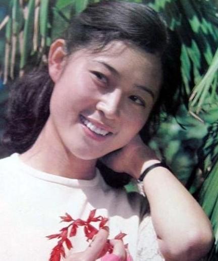 央视主持人董卿和倪萍的视频,两代央视一姐董卿倪萍同框