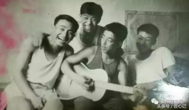 蓦然回首依旧历历在目,蓦然回首依然看见故乡的月亮