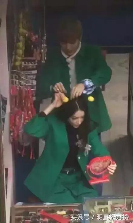 鹿晗的口罩、陈伟霆的玩偶、景甜的发箍，明星同款get无压力！