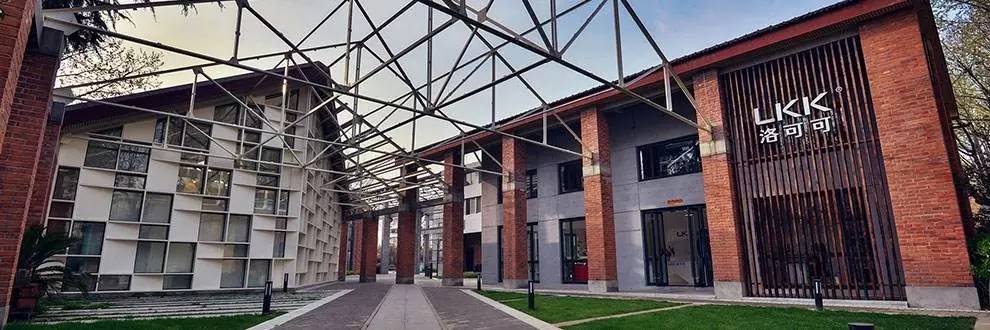 这个假老板要把公司搬到西海边，盖个全球最大的设计公司，陪员工逗鸟逗猫逗狗……