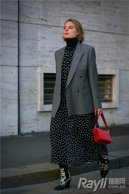 摆脱土气！2017黑底印花时髦更百搭