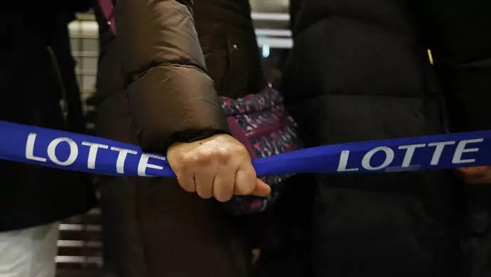 吃中国的饭又砸中国的碗意思,吃了饭还砸锅