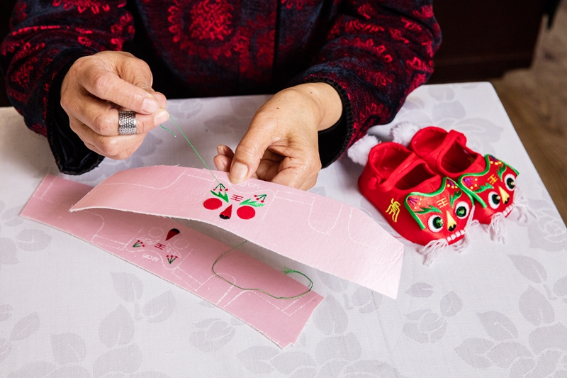 北京绝艺虎头鞋千针传情