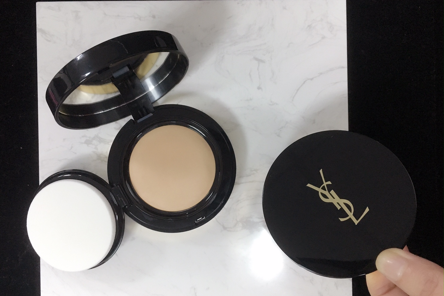 按压会有粉底液的粉饼,按压一下就可以出粉底的粉饼