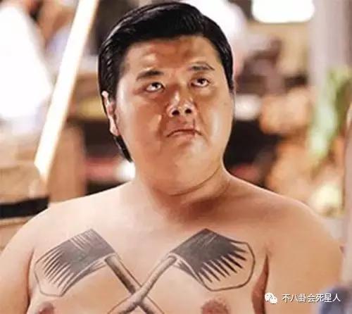 他成名于星爷《功夫》，父亲是黄飞鸿徒孙，如今功夫在世界排前列