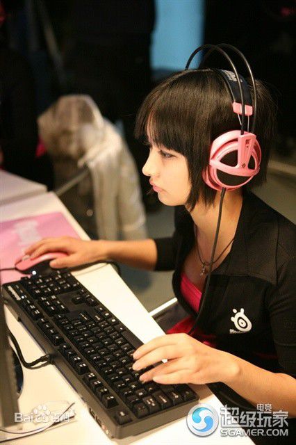 电脑游戏女玩家,和美女互动的电脑游戏