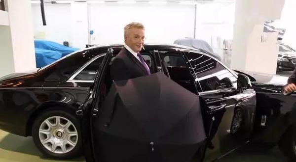 800万劳斯莱斯钱花哪了,劳斯莱斯赠送的伞放在哪里