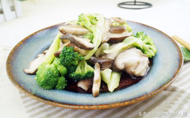 一道色香味俱全的家常小炒炒茄子,简单易做色香味俱佳的家常小炒菜