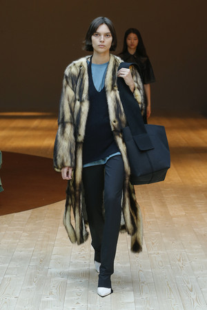 欧阳娜娜巴黎世家帽,巴黎世家欧阳娜娜同款