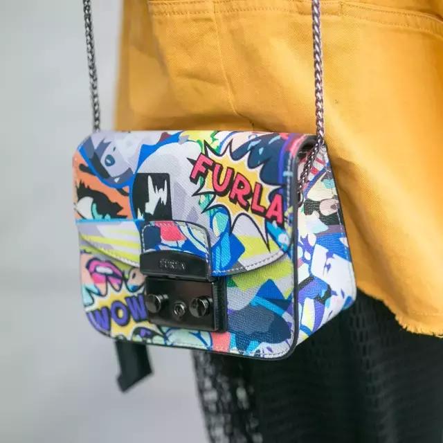 你的iphone7和AJ1同时掉河里，你先救哪个？