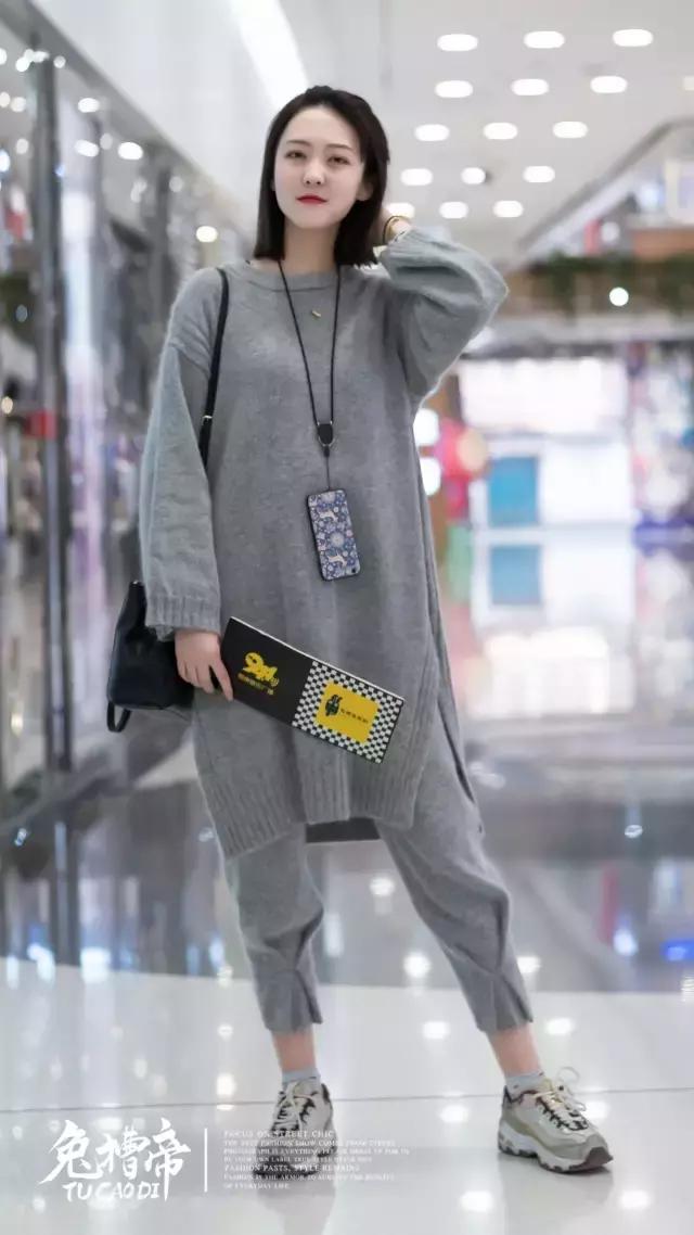 你的iphone7和AJ1同时掉河里，你先救哪个？