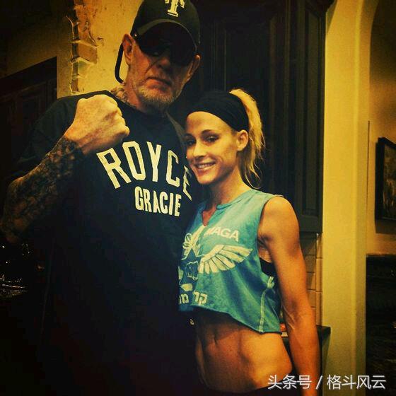 卢瑟夫和米兹拉娜,wwe拉娜跪地向卢瑟夫认错