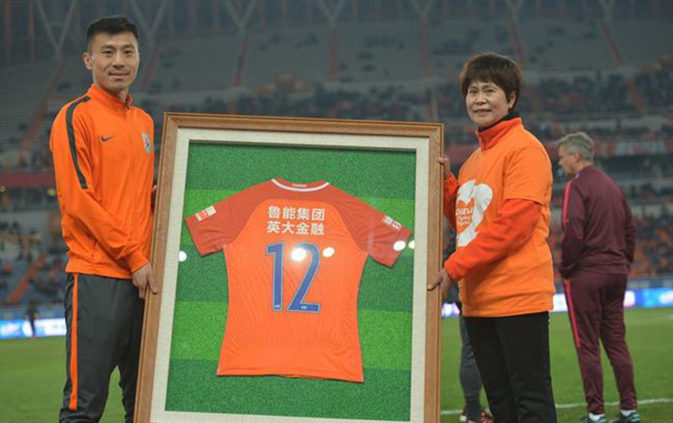 鲁能10号球衣退役,鲁能退役12号球衣是谁的