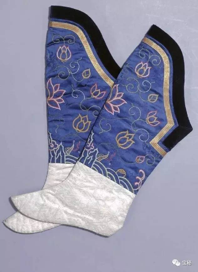 清朝慈禧穿的袜子,太监给慈禧穿袜子