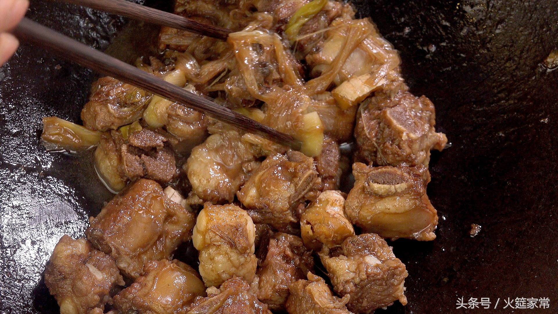 烧排骨烧糊的锅咋处理,糊锅排骨怎么做好吃