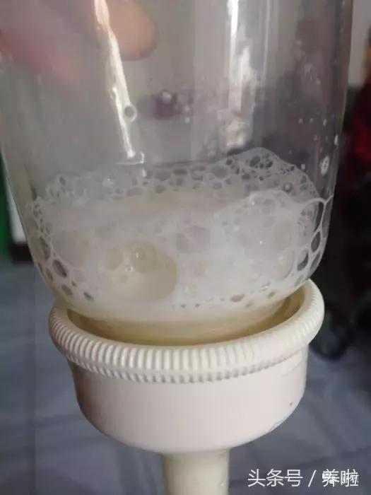 冲泡奶粉为什么会有颗粒 (爱他美奶粉冲泡有颗粒挂壁)