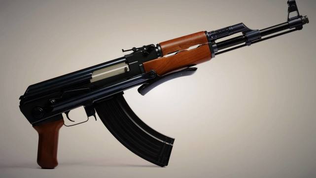 为何称AK47是一款让人又爱又恨的枪?皮实耐用但精度不敢恭维